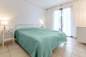 A bed or beds in a room at Cozy Holiday Home 1 Bed 2 Bath Balcon Los Gigantes