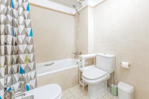 A bathroom at Cozy Holiday Home 1 Bed 2 Bath Balcon Los Gigantes