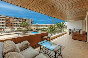 A balcony or terrace at Cozy Holiday Home 1 Bed 2 Bath Balcon Los Gigantes