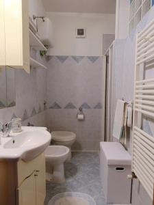 a white bathroom with a toilet and a sink at Guardando le Mainarde 