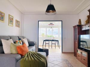 una sala de estar con un sofá y una mesa en Casa del Mayor, en Playa Honda 17 fotos más