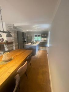 une cuisine avec une table en bois et une salle à manger dans l'établissement Exklusiv Villa bei Hamburg, 