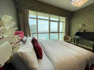 Tempat tidur dalam kamar di Luxury Apartment