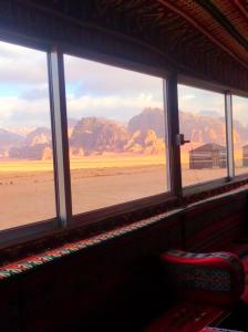 - une fenêtre dans une chambre avec vue sur le désert dans l'établissement joy of life, à Wadi Rum