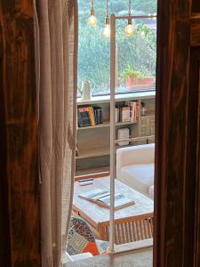 a bathroom with a window and a tub in a room at Apartamento Atalantar in Villanueva de la Vera