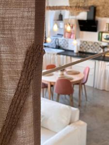 a living room with a table and a kitchen at Apartamento Atalantar in Villanueva de la Vera +37 photos