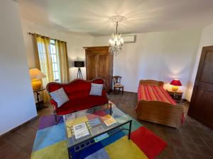 uma sala de estar com um sofá e uma mesa em Le Mas Saint Jacques em Le Pontet