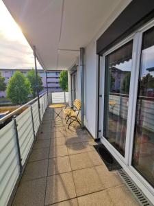 einen Balkon mit einer Bank und einem Tisch darauf in der Unterkunft Ferienwohnung Pinovas in Friedrichshafen