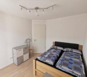 um quarto com uma cama e uma cómoda em Ferienwohnung Pinovas em Friedrichshafen