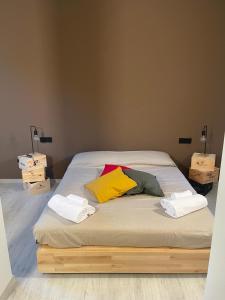 una camera da letto con un letto e due asciugamani di Ca' Buscion a Stresa