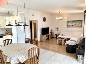 uma cozinha e sala de estar com uma mesa e um sofá em Villa Merica em Trogir
