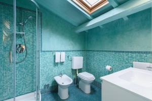 フィレンツェにあるB&B Casa Rossaのバスルーム(トイレ、洗面台、シャワー付)