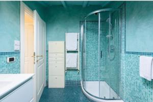un bagno con doccia e lavandino di B&B Casa Rossa a Firenze
