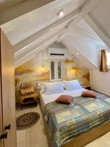um quarto com uma cama grande num quarto em House Malena - Rooms em Vis