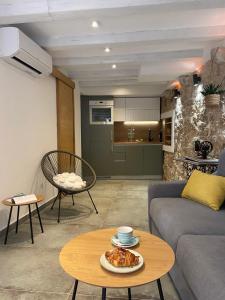- un salon avec un canapé et une table dans l'établissement House Malena - Rooms, à Vis