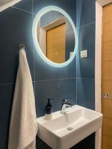 y baño con lavabo y espejo. en House Malena - Rooms en Vis