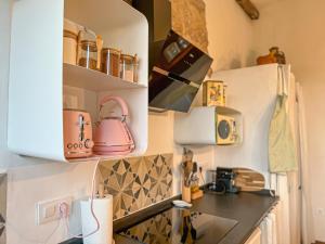 a kitchen with a tea kettle on the wall at Apartamento Atalantar in Villanueva de la Vera