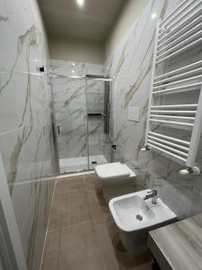 ein Bad mit einer Dusche, einem WC und einem Waschbecken in der Unterkunft B&B MariLù in Foggia