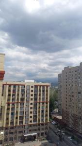 vistas a una ciudad con edificios altos en Sholpan city studia 137/3, en Almaty