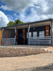 una cabina con un muro di pietra di fronte di Mobile Home L&L a Drage