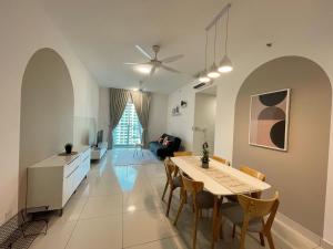 een keuken en een woonkamer met een tafel en stoelen bij Inspirasi Mont Kiara 3 Rooms Balcony Free WIFI & Carpark By The Homez in Kuala Lumpur