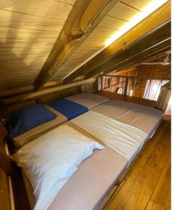 Łóżko w małym pokoju w obiekcie Bungalows Lanar'am Kaladja -1 w mieście Bouillante