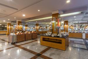 Supermarket nebo jiné obchody v  hotelu nebo okolí