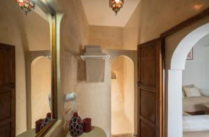 La salle de bains est pourvue d'un lavabo et d'un miroir. dans l'établissement Riad l'Ayel d'Essaouira, à Essaouira
