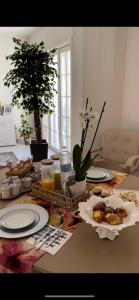 une table avec des assiettes de nourriture au-dessus dans l'établissement B&B Giulianova, à Giulianova