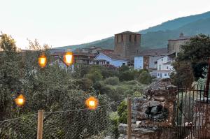 un grupo de luces en una valla con una ciudad en Apartamento Atalantar, en Villanueva de la Vera