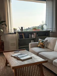 a living room with a coffee table and a couch at Apartamento Atalantar in Villanueva de la Vera