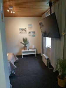 a room with a tv and a bed and a table at "Beach" Asunto älylukolla in Imatra