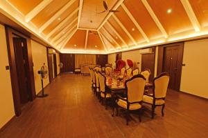 迪布魯加爾的住宿－Manohari The Tea Retreat，一间带长桌和椅子的用餐室