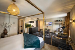 TV a/nebo společenská místnost v ubytování The River Suites