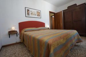 een slaapkamer met een bed met een kleurrijke sprei bij Campo San Lorenzo in Venetië