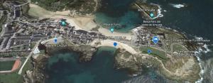 un mapa de una playa con puntos azules en EnSAN CIPRIÁN Faro de Punta Atalaya, en Cervo