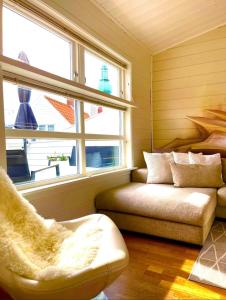 uma sala de estar com um sofá e uma janela em Central Economic Stavanger Brødregata em Stavanger