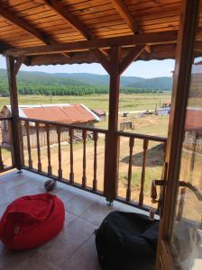 eine Veranda mit Blick auf ein Feld und ein Gebäude in der Unterkunft Delmece yaylası konaklama in Yalova