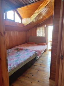 ein Schlafzimmer mit einem Bett in einem Holzhaus in der Unterkunft Delmece yaylası konaklama in Yalova