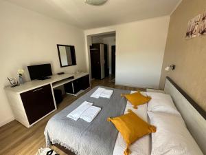 1 dormitorio con 1 cama con almohadas amarillas en Pensiunea Grande Lepsa, en Lepşa