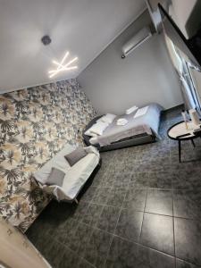 una camera con due letti e un tavolo di Small luxury apartment ad Anávissos