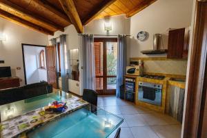 A kitchen or kitchenette at Casa Lilla 1 e 2