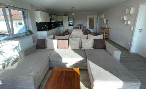 ein Wohnzimmer mit einem Sofa und einem Tisch in der Unterkunft „Vogelnest“ im Vogelsberger Hof in Grebenhain