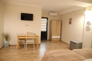 a room with a dining room table and a bedroom at h’Olarooms N3 in Tʼianetʼi