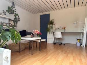 een woonkamer met een tafel en een bureau bij Zuidwest Zeven free parking! in Zandvoort