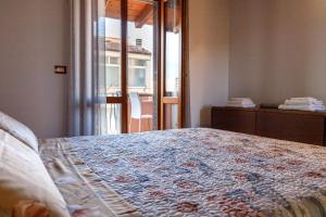 een slaapkamer met een groot bed en een raam bij Casa Lilla 1 e 2 in Oristano