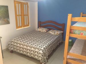 um pequeno quarto com uma cama e uma escada em Hostel Morro de Sao Paulo em Salvador