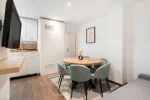 a dining room with a table and chairs at apartamento en la puerta del sol in Madrid