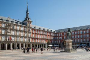 un gran edificio con una estatua delante de él en apartamento en la puerta del sol, en Madrid