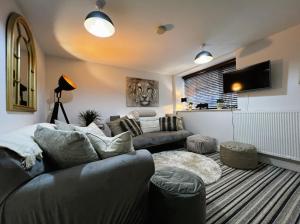een woonkamer met een bank en een tv bij Beautiful 1-Bedroom Apartment with Pool - Great Ferry offers in Shanklin